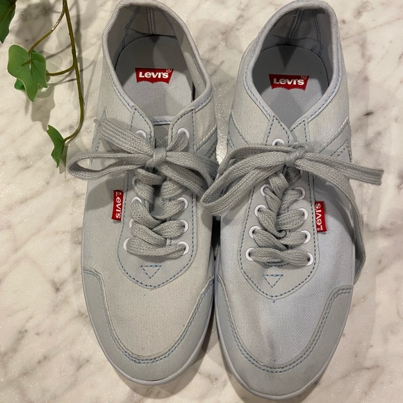 5 for $35 Levi’s sneakers - Picture 1 of 4